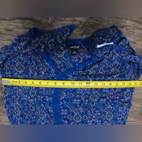 Lady’s top size small with tags - Picture 3 of 7